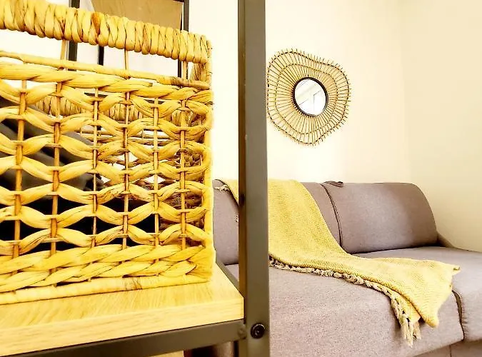 Studio Jeannette: Beachside Balcony Retreat with Wi-Fi